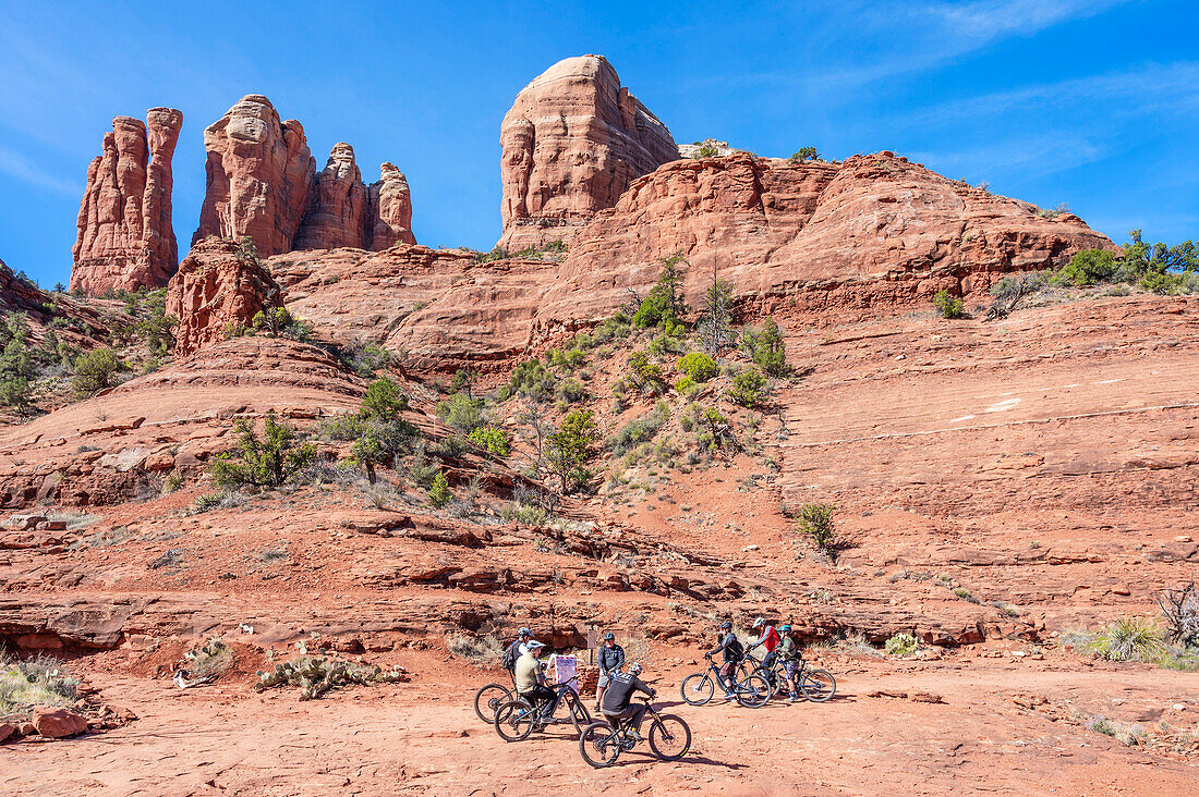 Mountainbike-Gruppe vor dem Cathedral Rock vom Templeton Trail, Coconino National Forest, Sedona, Arizona, USA, Vereinigte Staaten