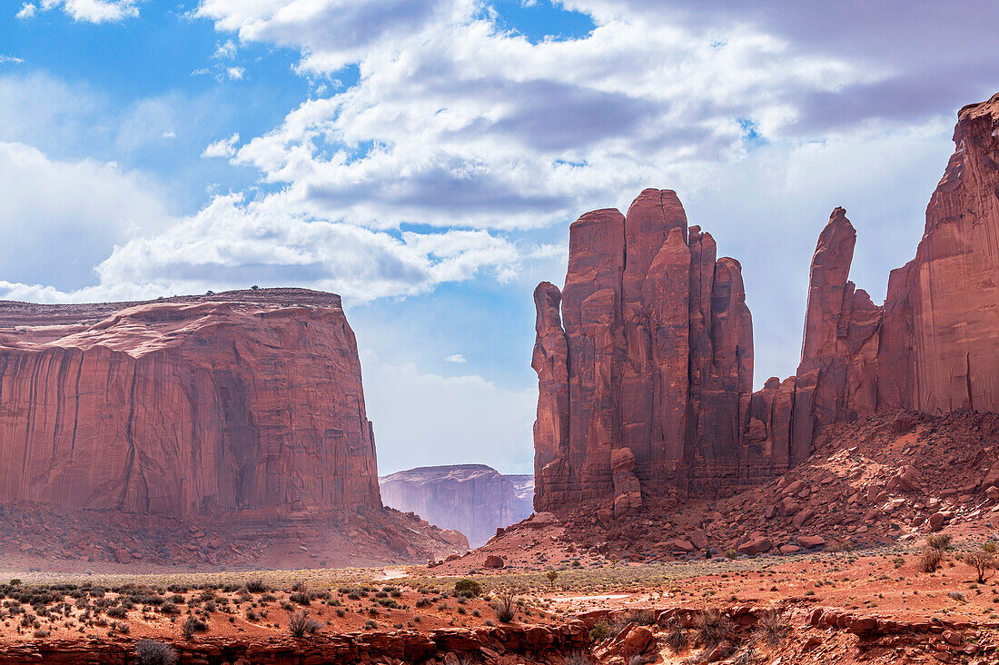 Blick auf Felsformationen im Monument Valley, Arizona, USA, Vereinigte Staaten