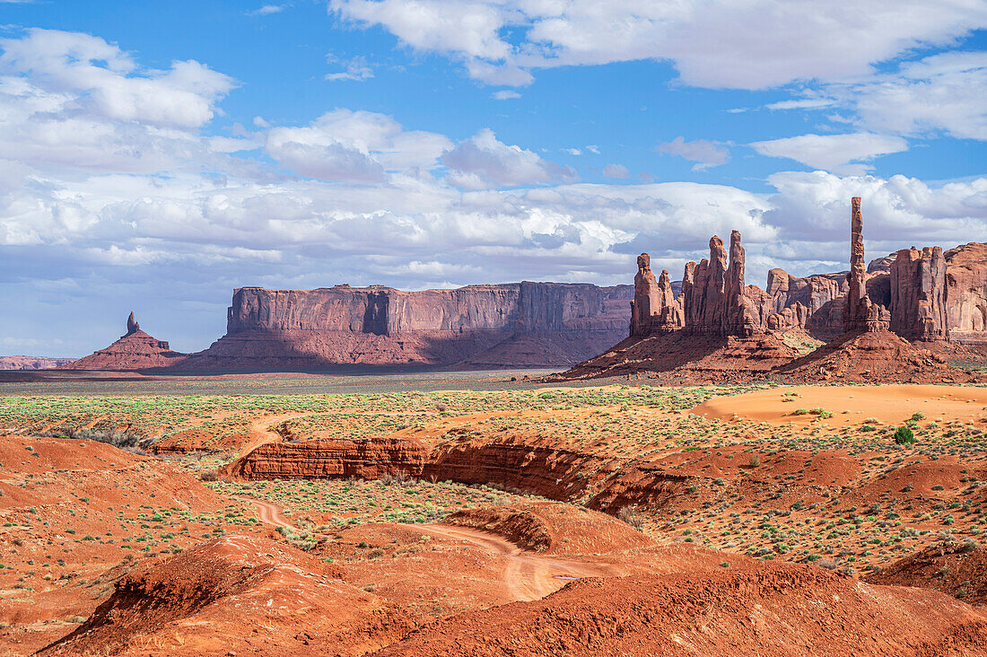 Blick auf Felsformationen 'Totem Pole' (Totenpfahl) im Monument Valley, Arizona, USA, Vereinigte Staaten