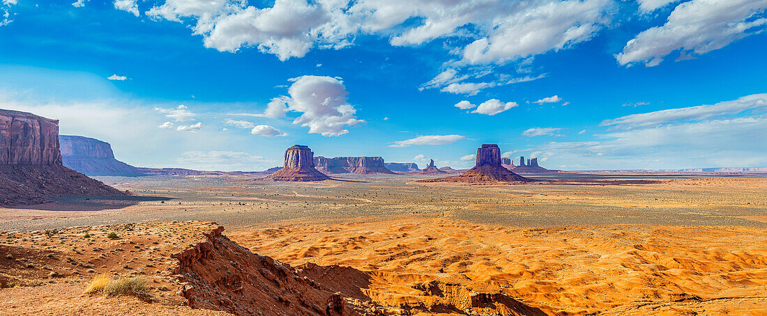 Blick auf Felsformationen im Monument Valley, Arizona, USA, Vereinigte Staaten