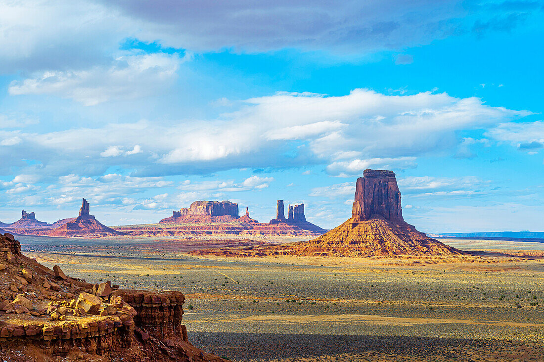 Blick auf Felsformationen im Monument Valley, Arizona, USA, Vereinigte Staaten