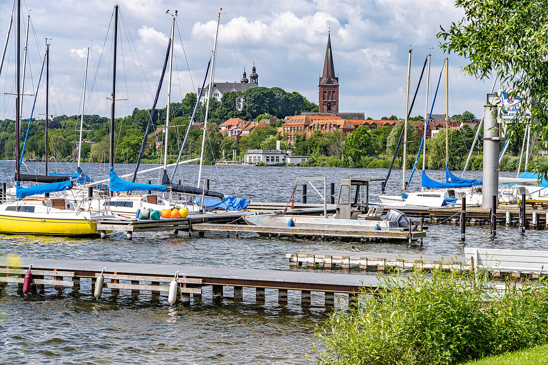  Sailing school on the Great Plön Lake, St. Nicholas Church and Plön Castle in Plön, Schleswig-Holstein, Germany  