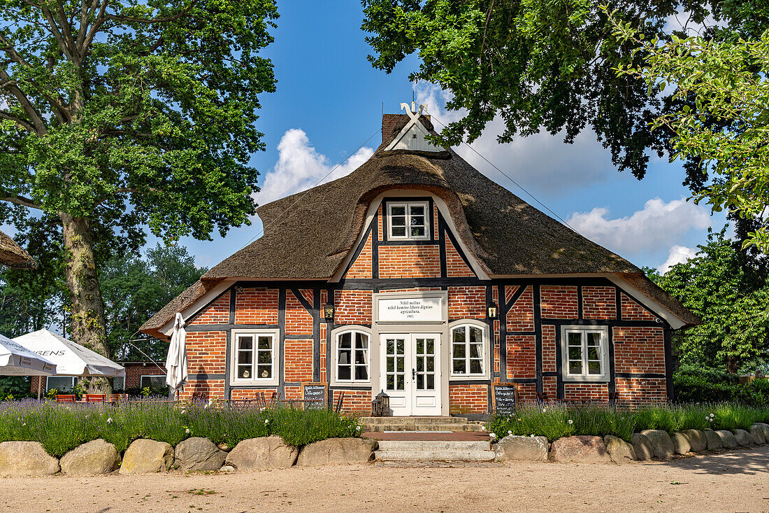 Fachwerk Bauernhaus mit Restaurant und Café auf der Prinzeninsel im Großen Plöner See bei Plön, Schleswig-Holstein, Deutschland 