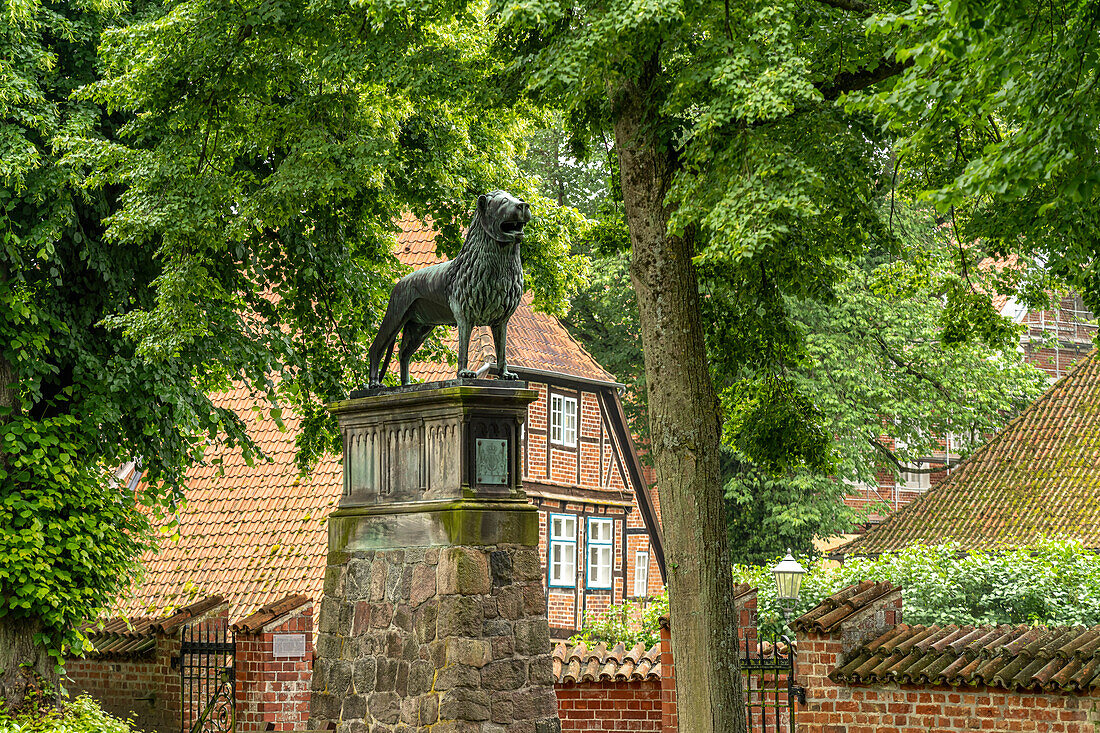 Der Braunschweiger Löwe am Ratzeburger Dom, Ratzeburg, Schleswig-Holstein, Deutschland 