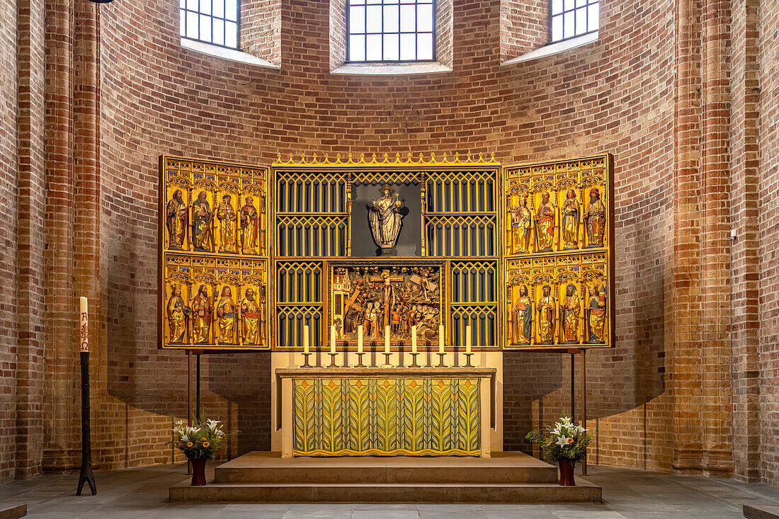 Altar im Innenraum des Ratzeburger Dom, Ratzeburg, Schleswig-Holstein, Deutschland 