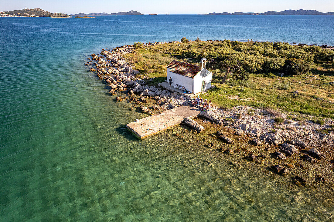 Die Insel Sveta Justina mit der Kirche von St. Justina aus der Luft gesehen, Pakostane, Kroatien, Europa