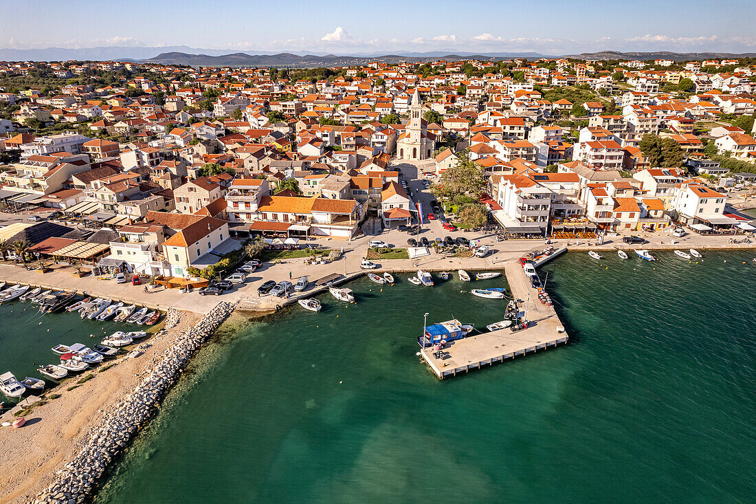 Pakostane aus der Luft gesehen, Kroatien, Europa