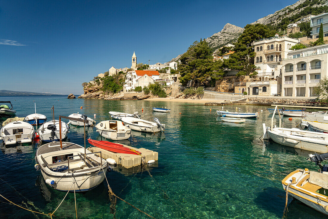 Hafen und Kirche in Pisak an der Omis Riviera, Kroatien, Europa