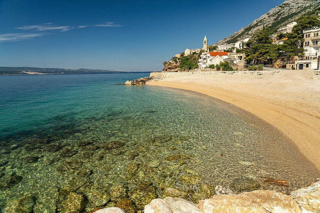 Strand und Kirche in Pisak an der Omis Riviera, Kroatien, Europa