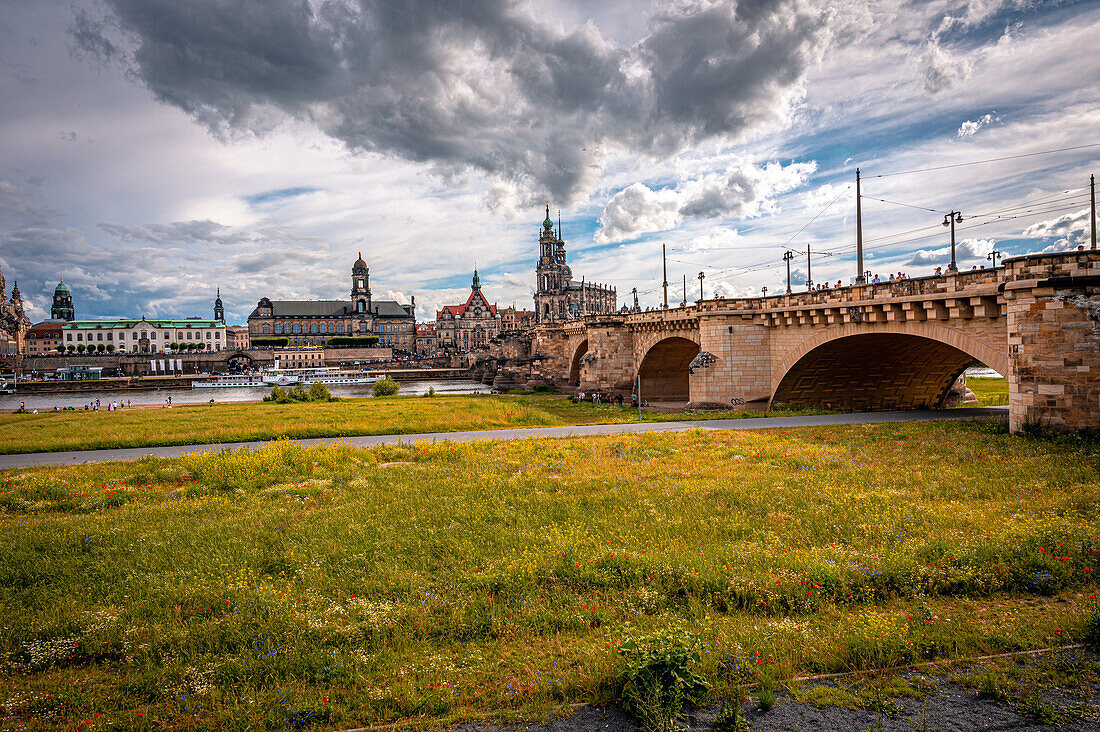 Blick auf die Altstadt von Dresden und die Augustusbrücke über der Elbe, Dresden, Sachsen, Deutschland