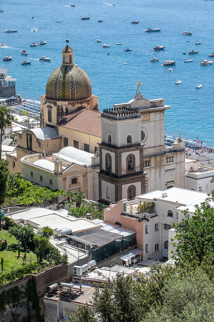 Kirche Santa Maria Assunta und Strand, Positano, Amalfiküste, Salerno, Kampanien, Süditalien, Italien, Europa, Mittelmeer