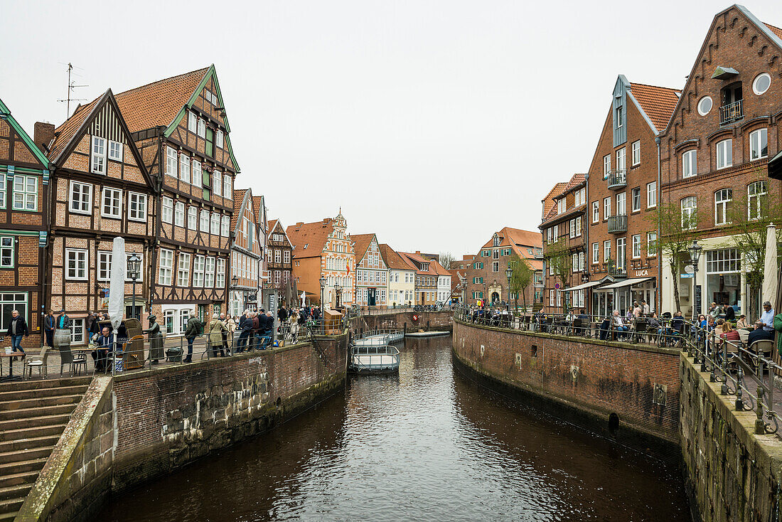 Fachwerkhäuser und Restaurants in der Altstadt, Stade, Altes Land, Niedersachsen, Deutschland