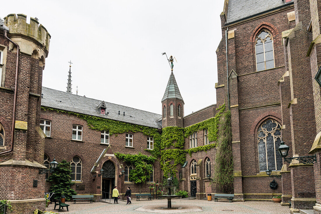 Brunnenhof, Marienbasilika, Basilika St. Marien, Wallfahrtsort, Kevelaer, Niederrhein, Nordrhein-Westfalen, Deutschland