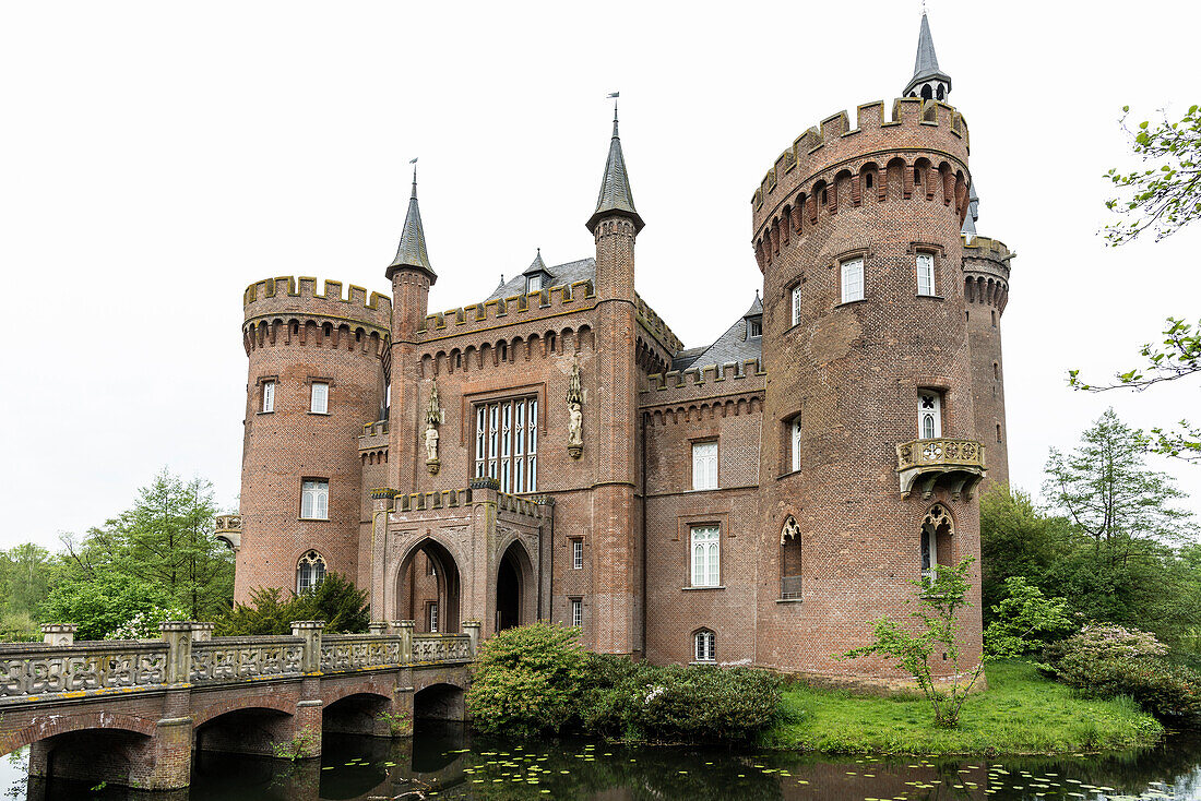  Moyland Castle, moated castle, museum for modern art, Bedburg-Hau, Lower Rhine, North Rhine-Westphalia, Germany 