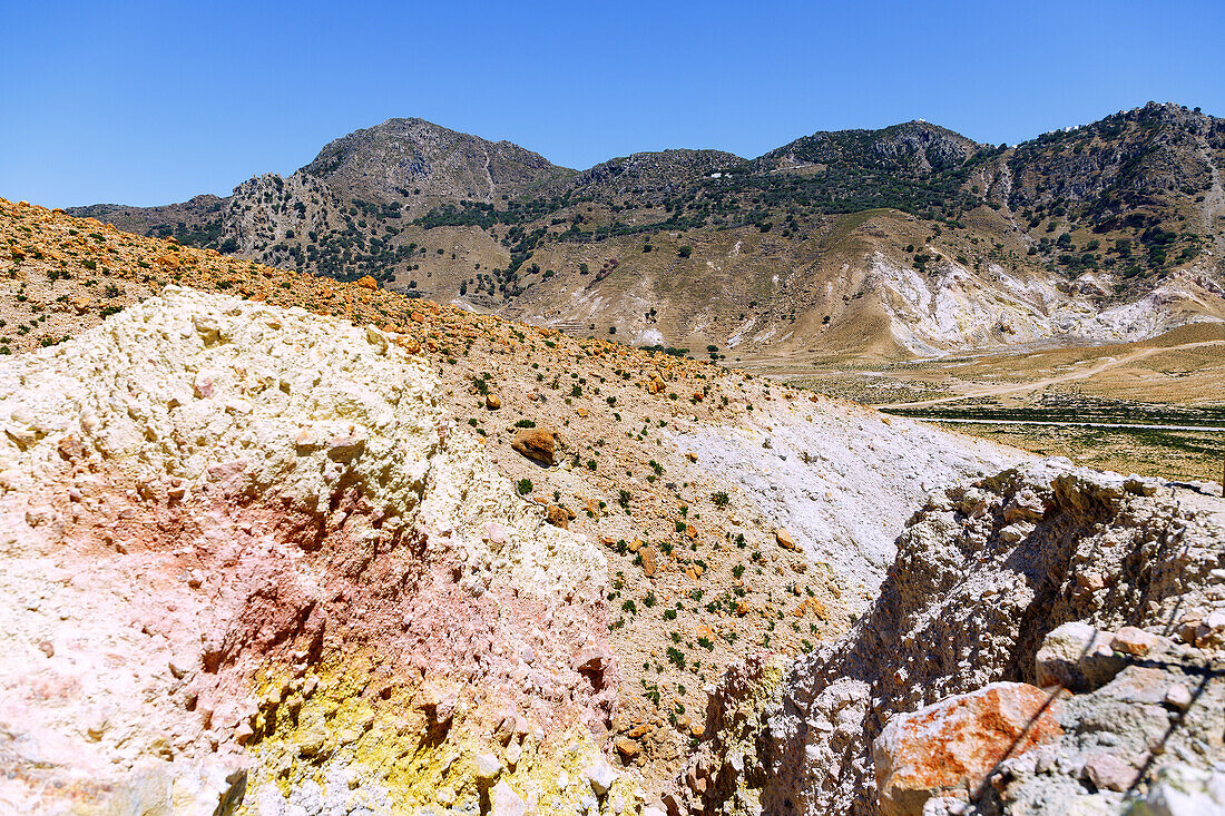 Verfärbungen im Vulkankrater des Megalos Polyotis in der Caldera auf der Insel Nissyros (Nisyros, Nissiros, Nisiros) in Griechenland