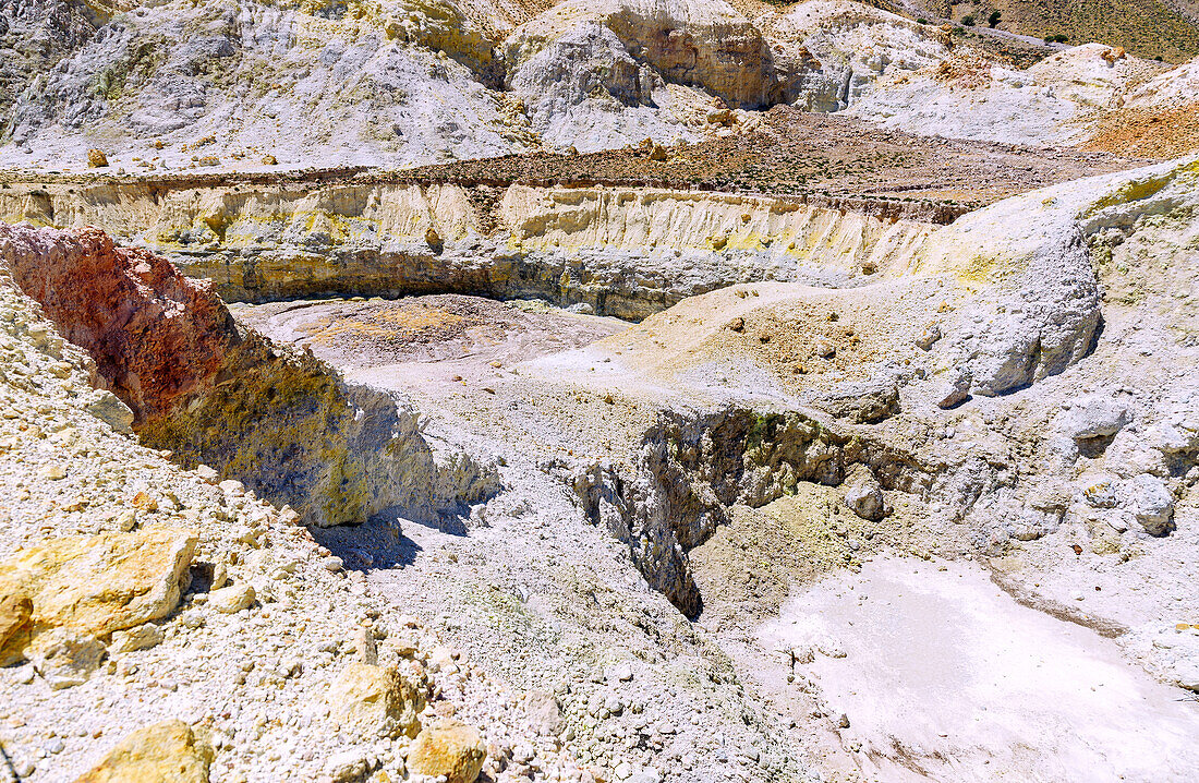 Blick auf den Kratergrund in die Vulkankrater Megalos Polyotis und Mikros Polyotis in der Caldera auf der Insel Nissyros (Nisyros, Nissiros, Nisiros) in Griechenland