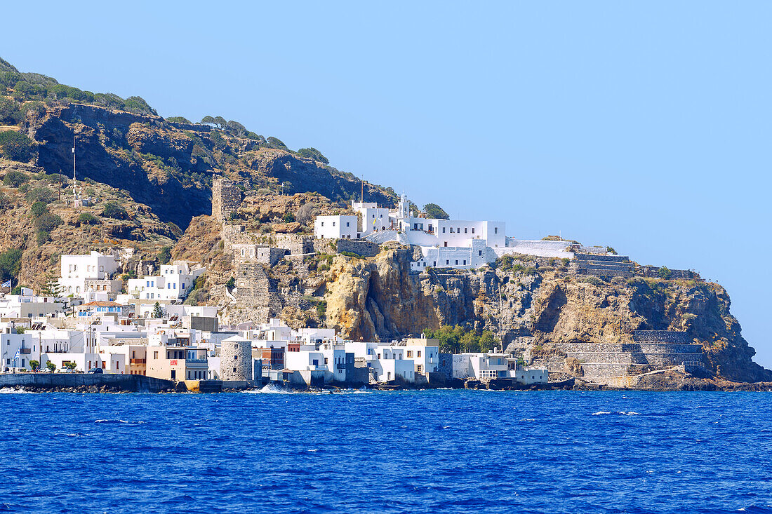 Inselhauptstadt Mandráki mit Kloster Panagía Spilianí auf der Insel Nissyros (Nisyros, Nissiros, Nisiros) in Griechenland