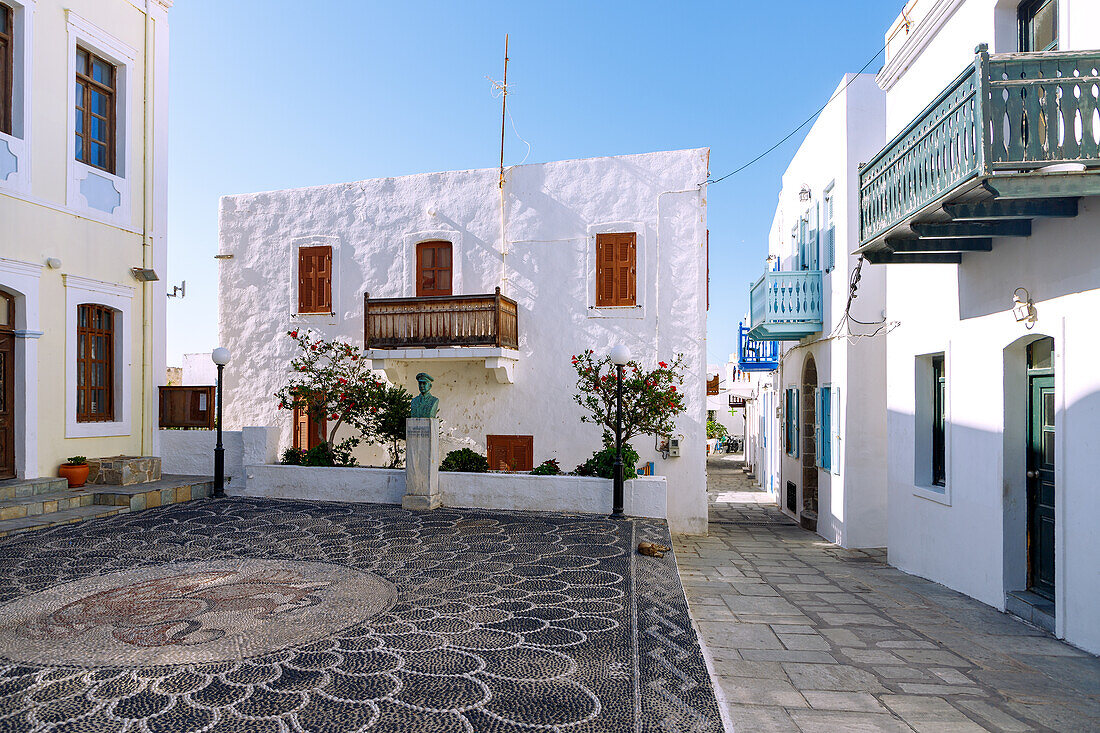 Rathausplatz mit Kieselmosaik in Mandráki auf der Insel Nissyros (Nisyros, Nissiros, Nisiros) in Griechenland