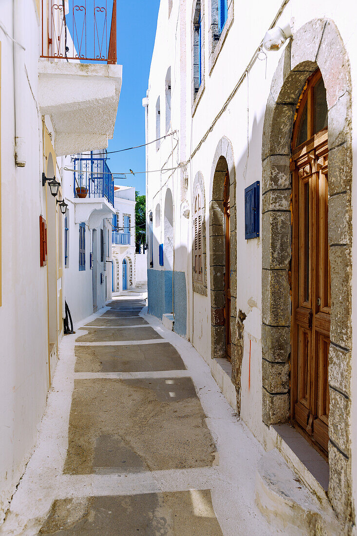  Alley in the mountain village of Nikiá on the island of Nissyros (Nisyros, Nissiros, Nisiros) in Greece 