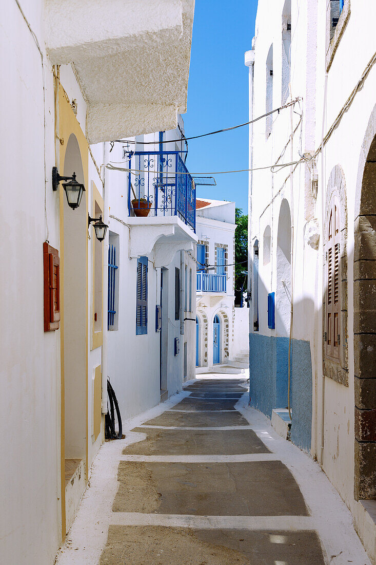  Alley in the mountain village of Nikiá on the island of Nissyros (Nisyros, Nissiros, Nisiros) in Greece 