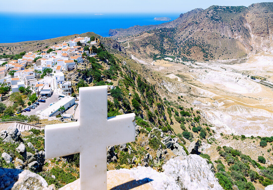 Aussicht von der Kirche Profitis Ilías auf das Bergdorf Nikiá und die Caldera auf der Insel Nissyros (Nisyros, Nissiros, Nisiros) in Griechenland