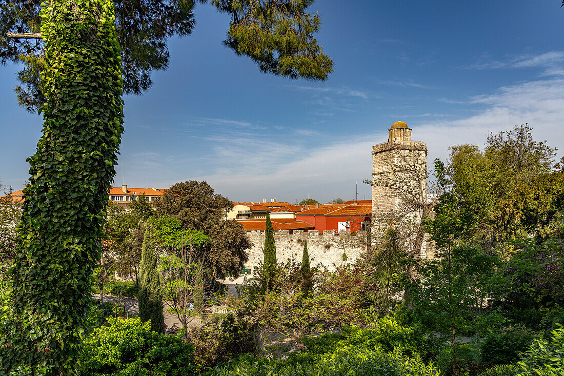 Park der Königin Jelena Madijevka und der Kapitänsturm in Zadar, Kroatien, Europa 