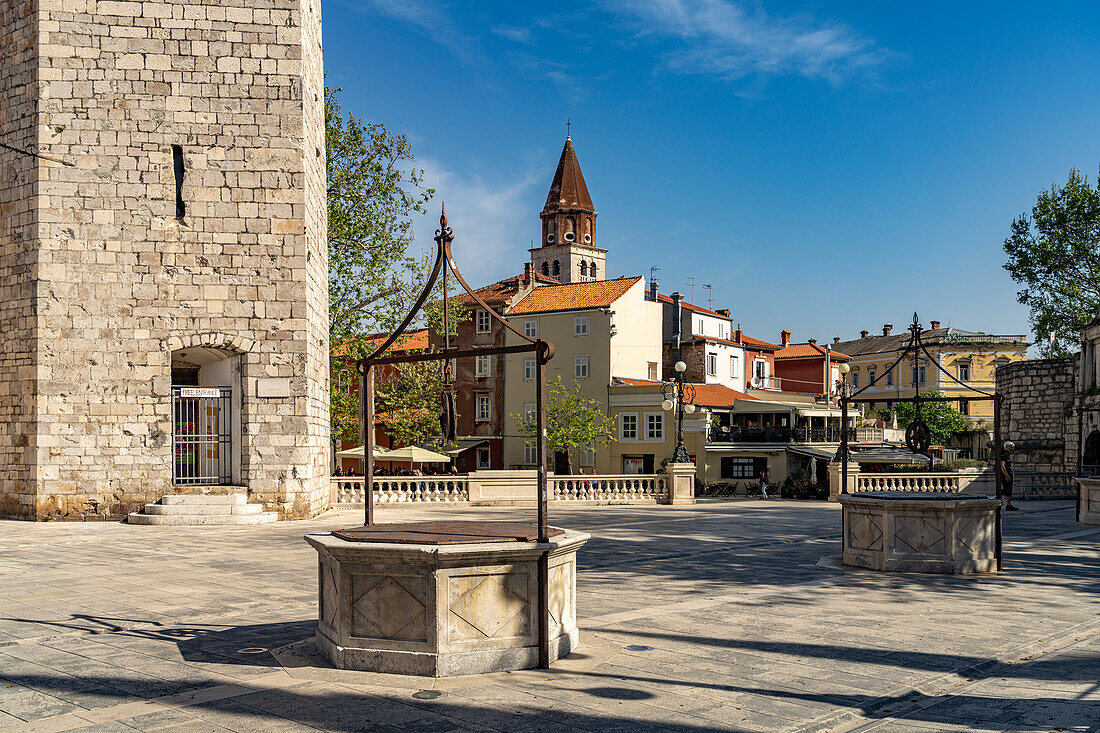 Der Platz der fünf Brunnen mit Kapitänsturm und der Kirche St. Simeon, Zadar, Kroatien, Europa 