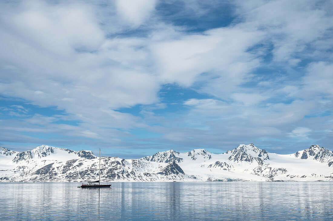  Boat in front of snow-capped mountains on Spitsbergen, Svalbard, Norway, Arctic 