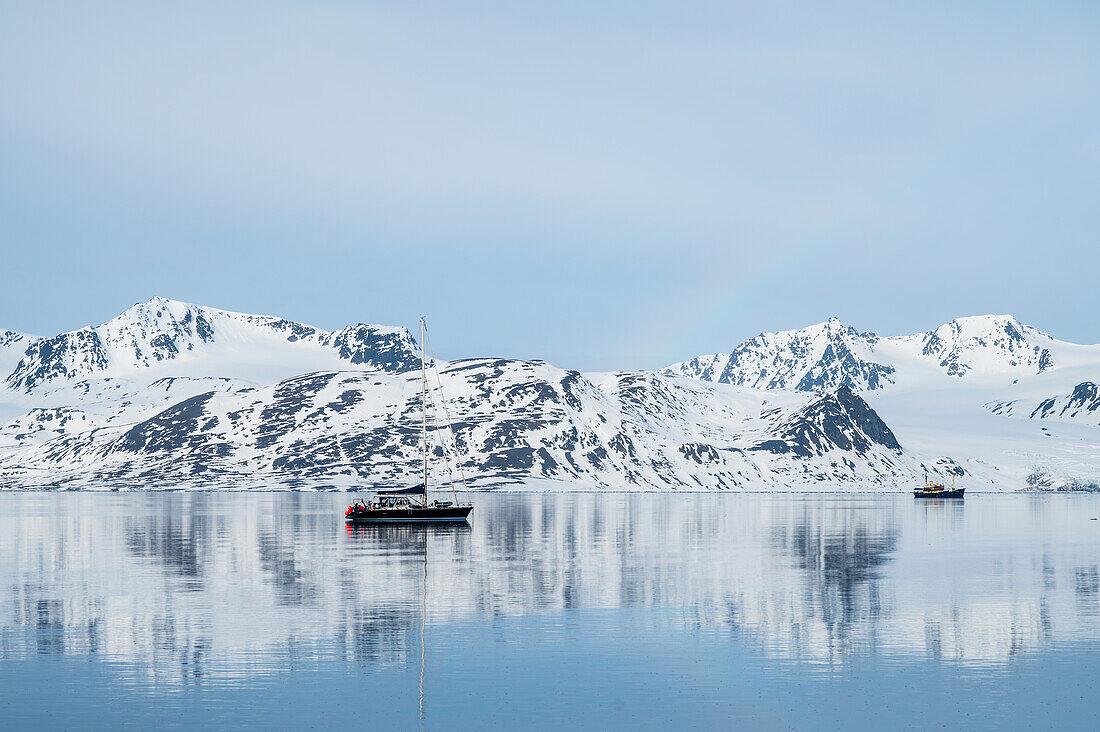  Boats in front of snow-capped mountains on Spitsbergen, Krossfjord, Spitsbergen, Svalbard, Norway, Arctic 