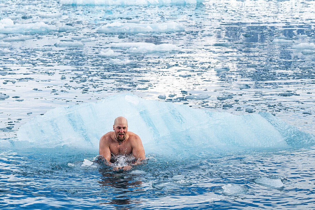 Eisbaden in arktischen Gewässern, Spitzbergen, Svalbard, Norwegen, Arktis