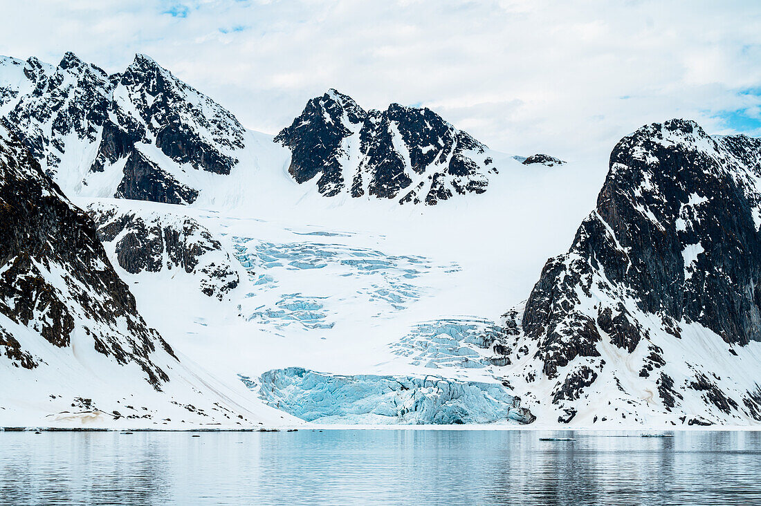 Gletscher umgeben von Bergen im Raudfjorden, Spitzbergen, Svalbard, Norwegen, Arktis