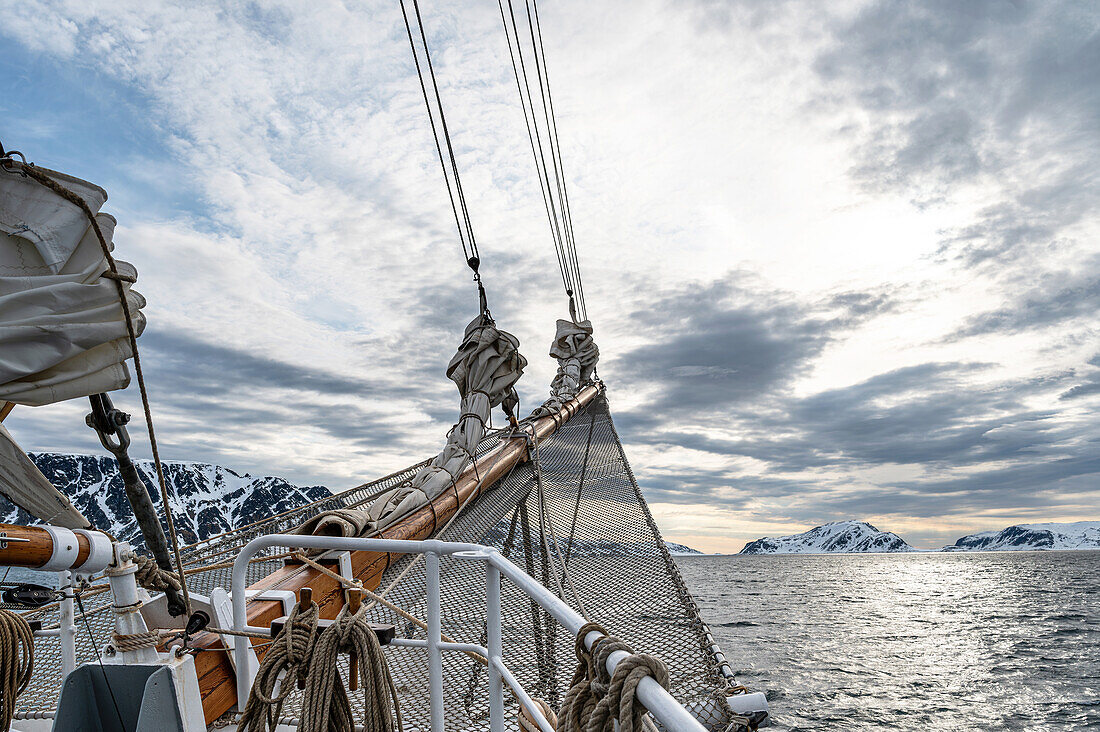  Sailing schooner Rembrandt van Rijn glides through Arctic waters, Spitsbergen, Svalbard, Norway, Arctic 