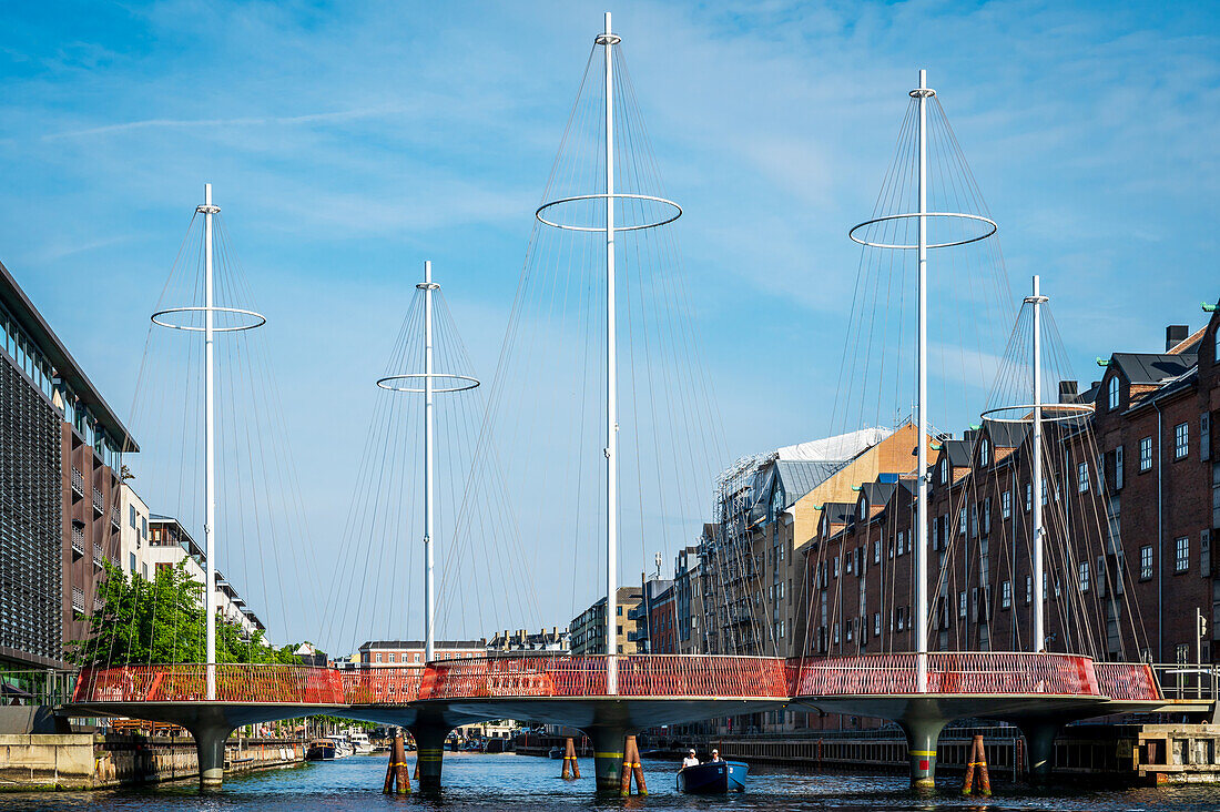 Blick auf die Cirkelbrön Brücke über den Christianshavn-Kanal in Kopenhagen, Dänemark