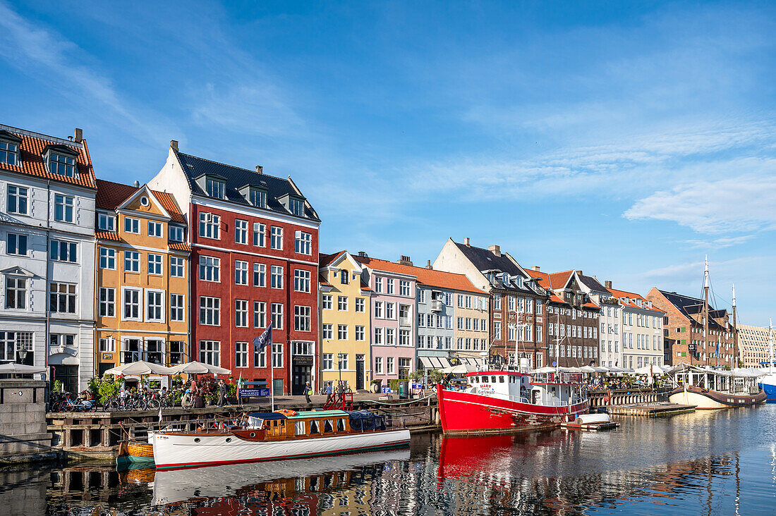 Blick auf die Häuser und Boote von Nyhavn, Kopenhagen, Dänemark