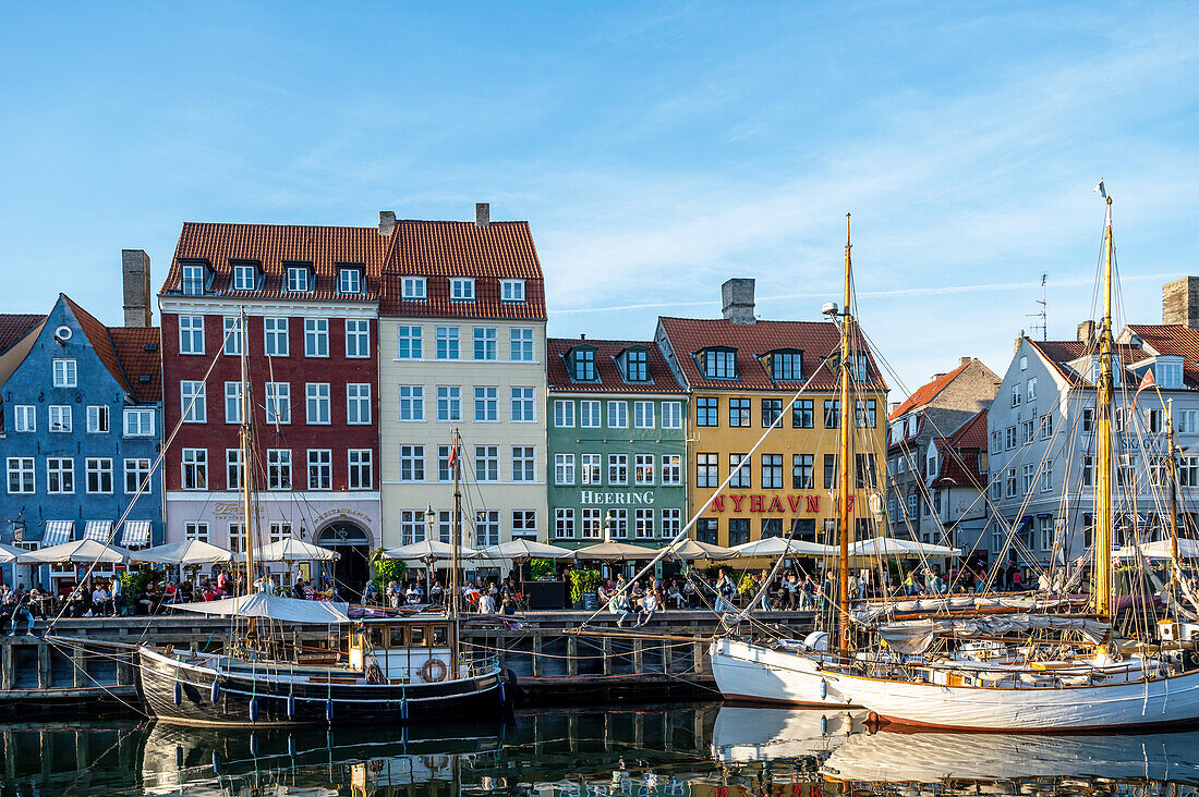  View of the houses, bars and boats of Nyhavn, Copenhagen, Denmark 