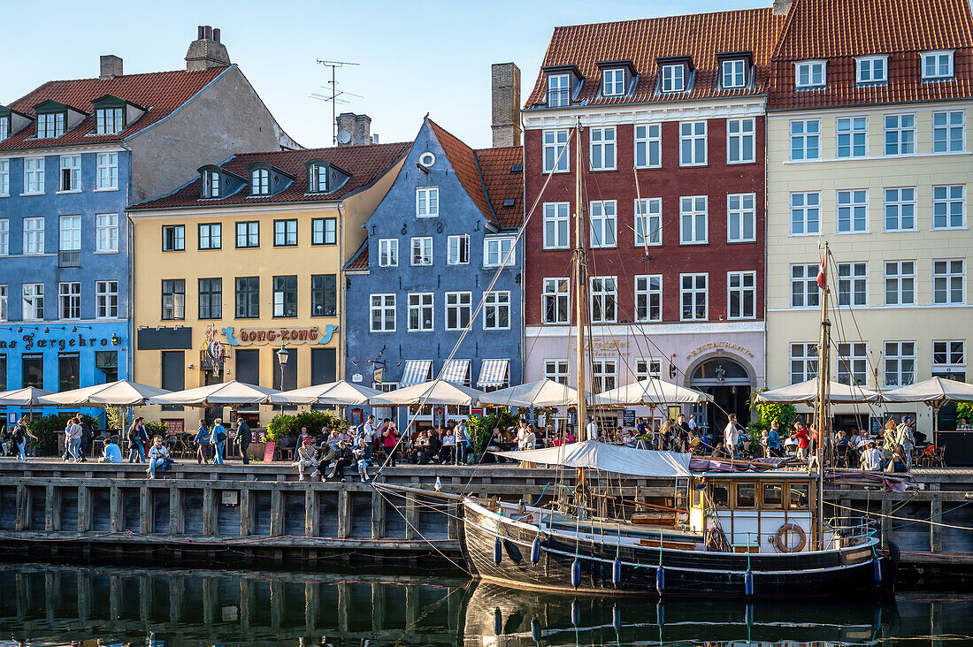  View of the houses and boats of Nyhavn, Copenhagen, Denmark 