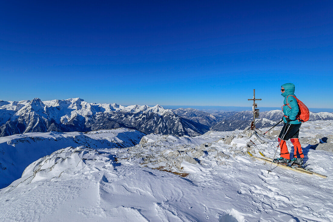 Frau auf Skitour steht am Gipfel des Pyhrner Kampl und blickt auf Totes Gebirge, Pyhrner Kampl, Totes Gebirge, Oberösterreich, Österreich
