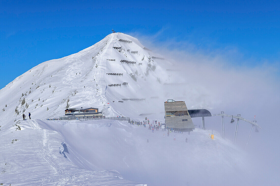 Hornalm und Aussichtsturm unter dem Wiedersberger Horn, Wiedersberger Horn, Kitzbüheler Alpen, Tirol, Österreich