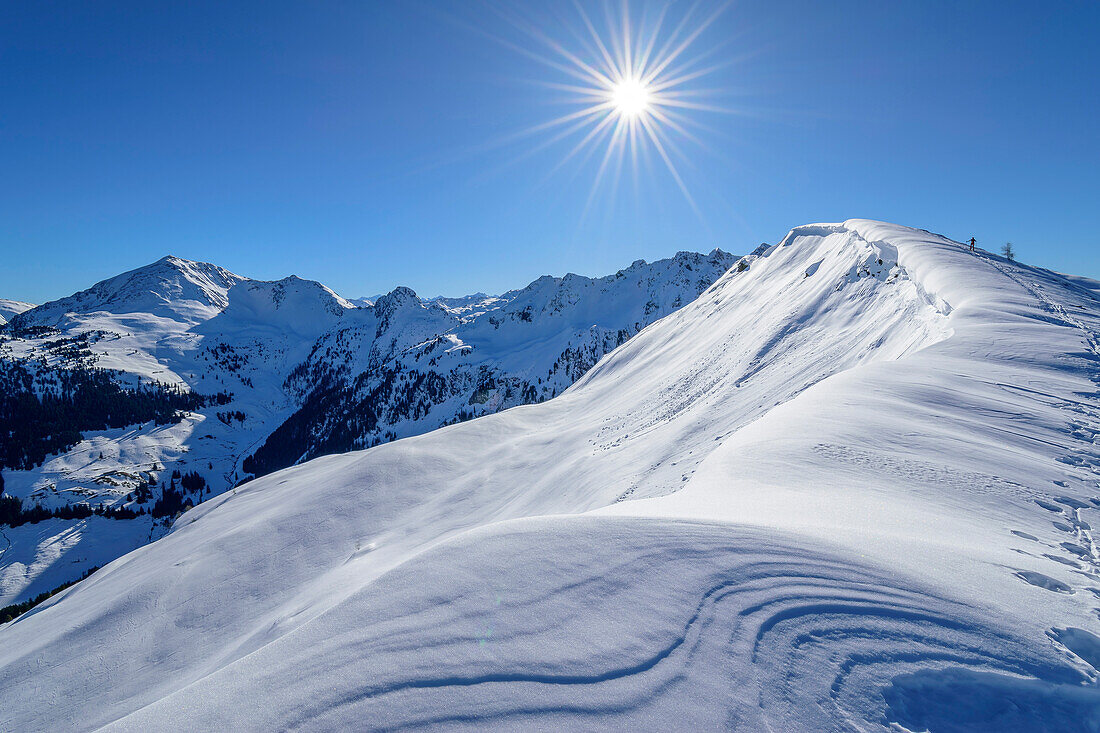 Person auf Skitour steigt über Wechtengrat zum Standkopf auf, Großer Beil im Hintergrund, Standkopf, Kitzbüheler Alpen, Tirol, Österreich