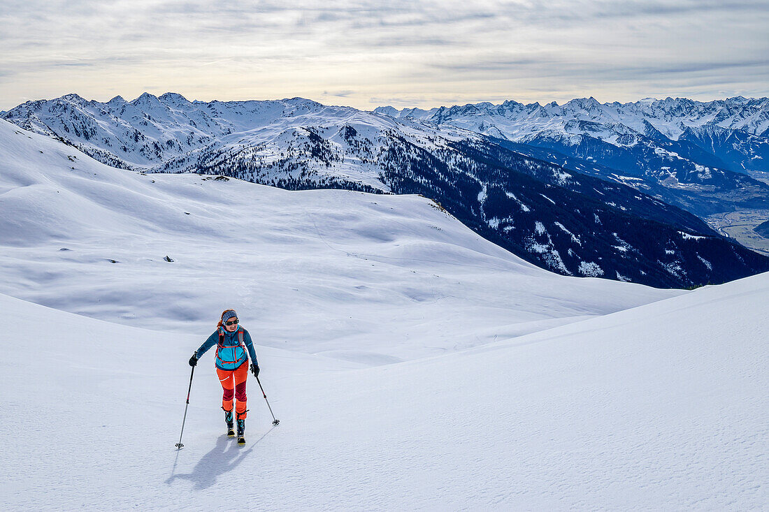 Frau auf Skitour steigt zum Standkopf auf, Märzengrund, Standkopf, Kitzbüheler Alpen, Tirol, Österreich