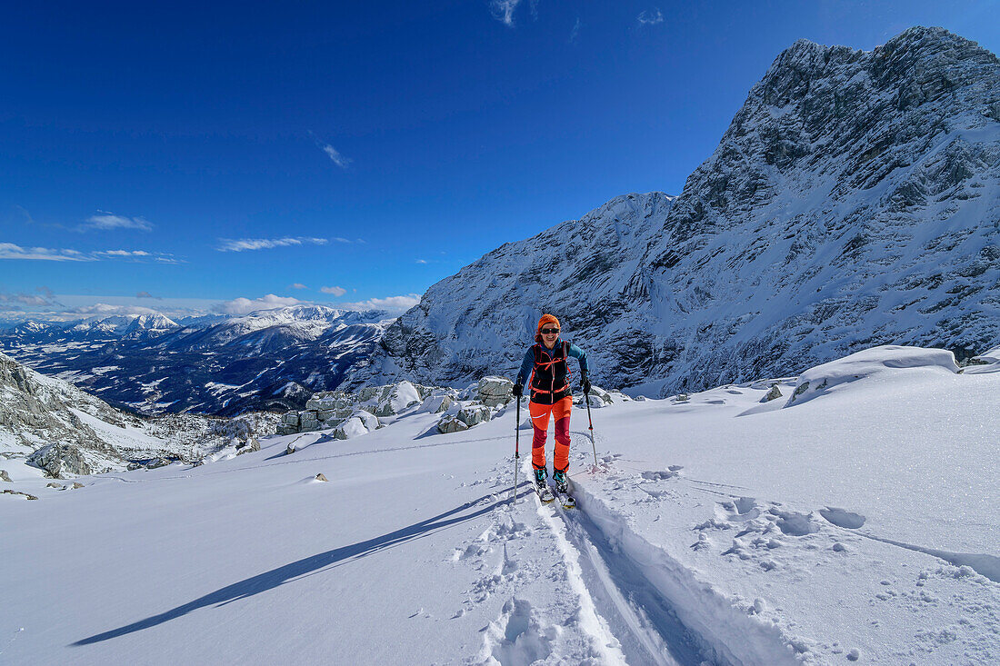  Woman on ski tour ascending through Kirtagskar to Arzlochscharte, Grosser Priel in the background, Arzlochscharte, Totes Gebirge, Upper Austria, Austria 