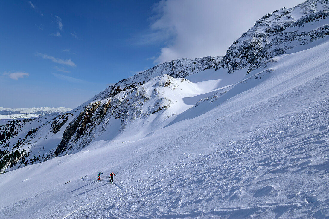  Two people on ski tour ascending through the Höllensteinkar, Höllensteinkar, Zillertal Alps, Tyrol, Austria 