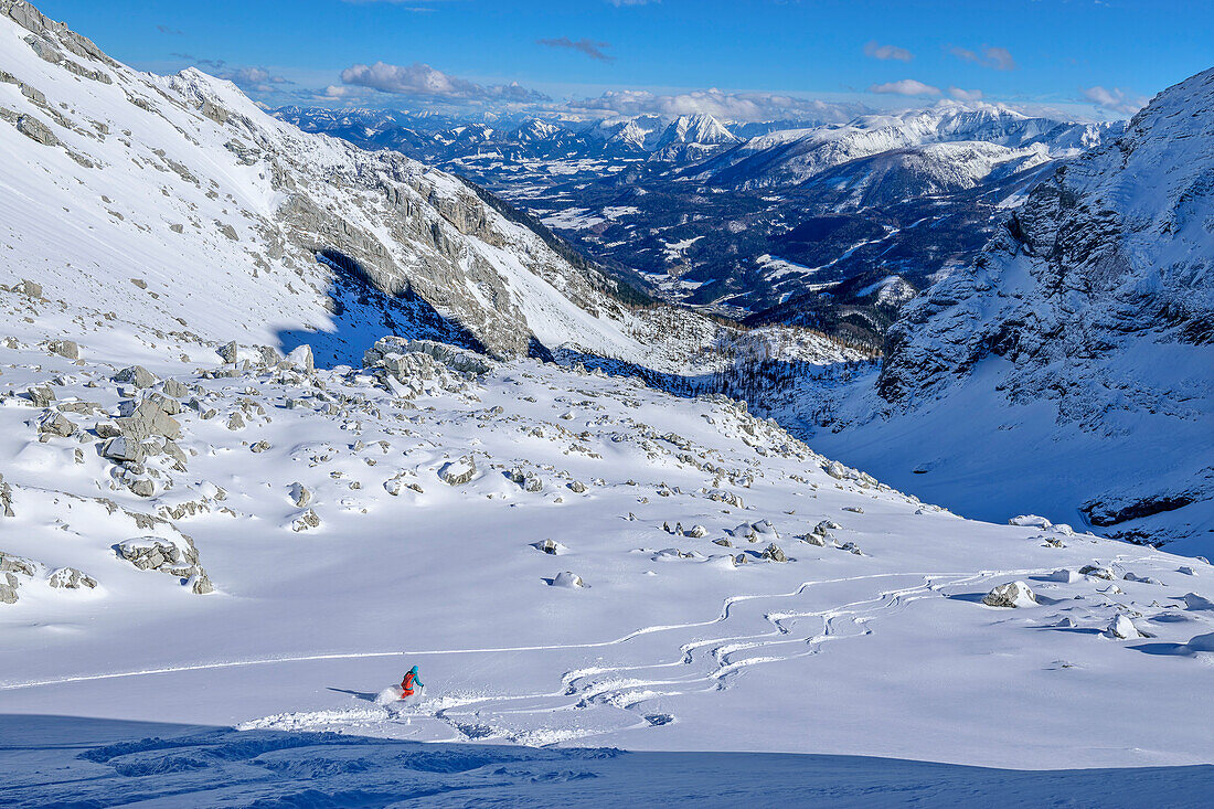 Frau auf Skitour fährt durch Kirtagskar ab, Arzlochscharte, Totes Gebirge, Oberösterreich, Österreich