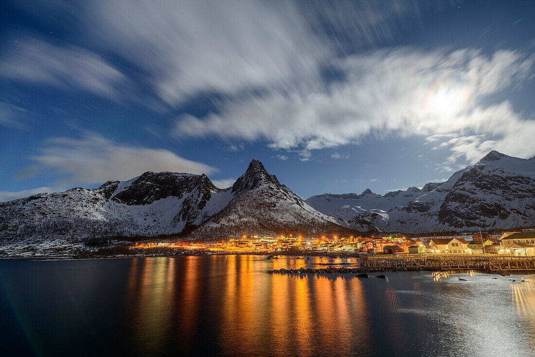 Beleuchtete Ortschaft Mefjordvaer am Mefjord, Mefjordvaer, Senja, Troms, Norwegen