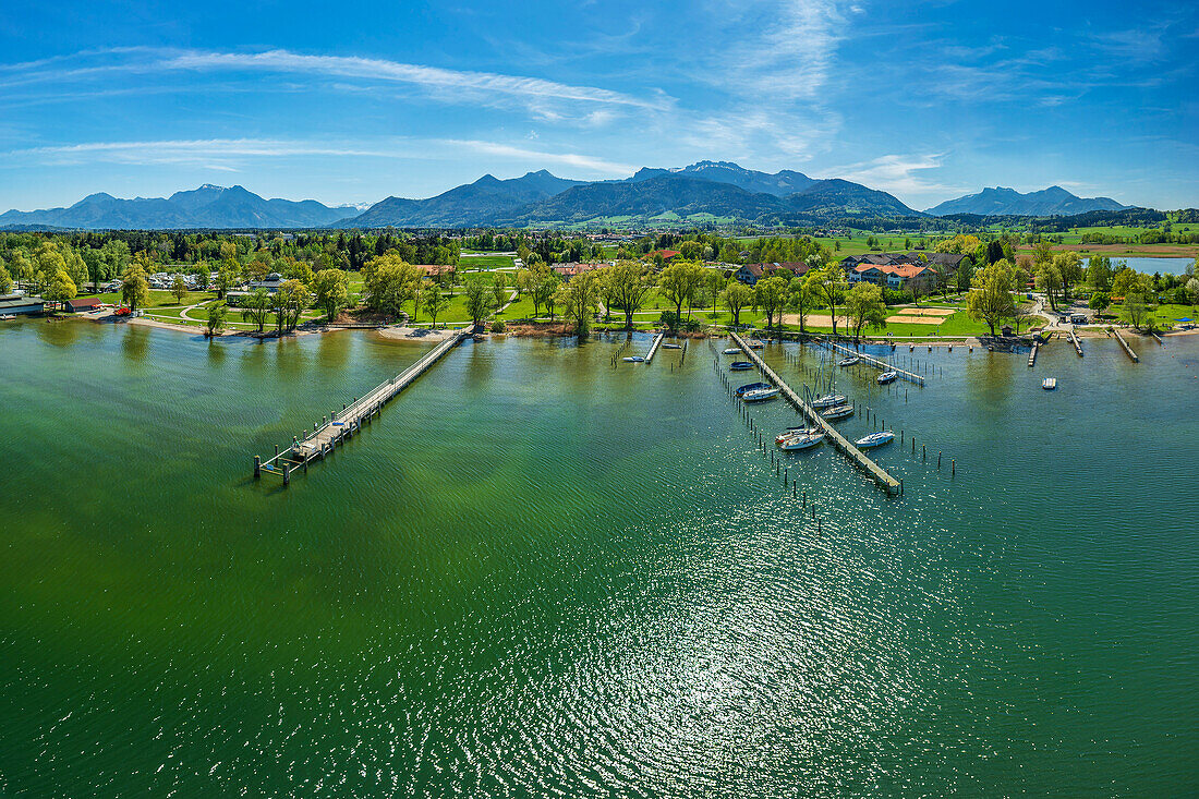  Aerial view of Chiemsee near Felden and Chiemgau Alps in the background, Felden, Lake Constance-Königssee cycle path, Upper Bavaria, Bavaria, Germany 