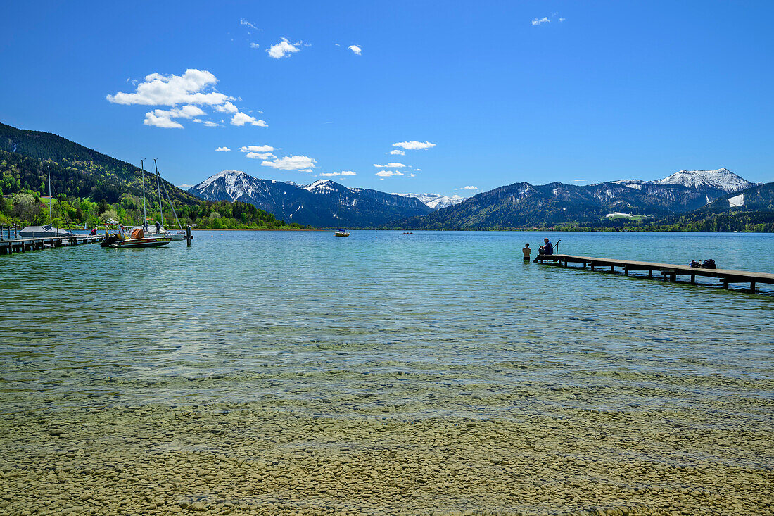 Steg führt in den Tegernsee mit Bayerischen Alpen im Hintergrund, Gmund, Bodensee-Königssee-Radweg, Oberbayern, Bayern, Deutschland