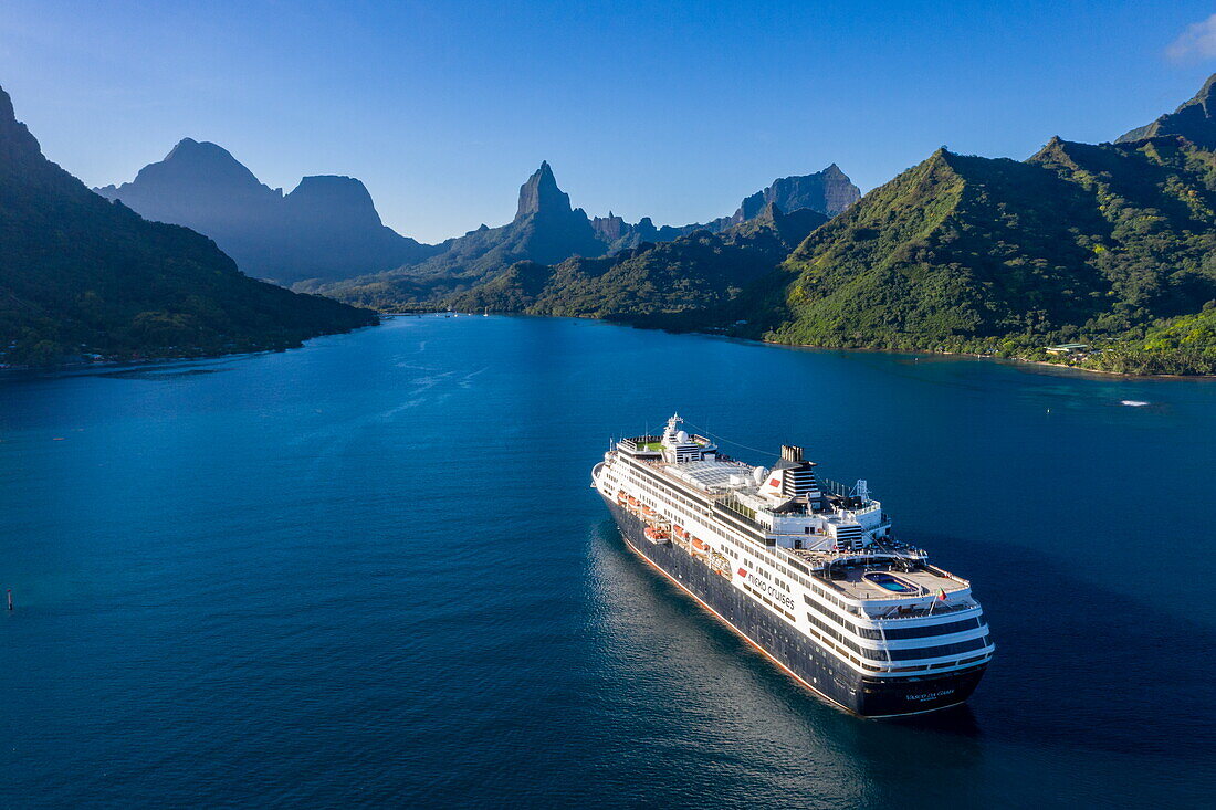 Luftaufnahme des Kreuzfahrtschiffes Vasco da Gama (nicko cruises) in der Opunohu Bay, Moorea, Windward Islands, Französisch-Polynesien, Südpazifik