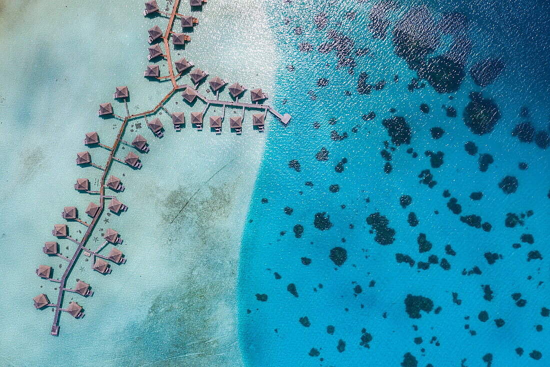 Luftaufnahme von Überwasserbungalows im InterContinental Le Moana Resort, Bora Bora, Leeward Islands, Französisch-Polynesien, Südpazifik