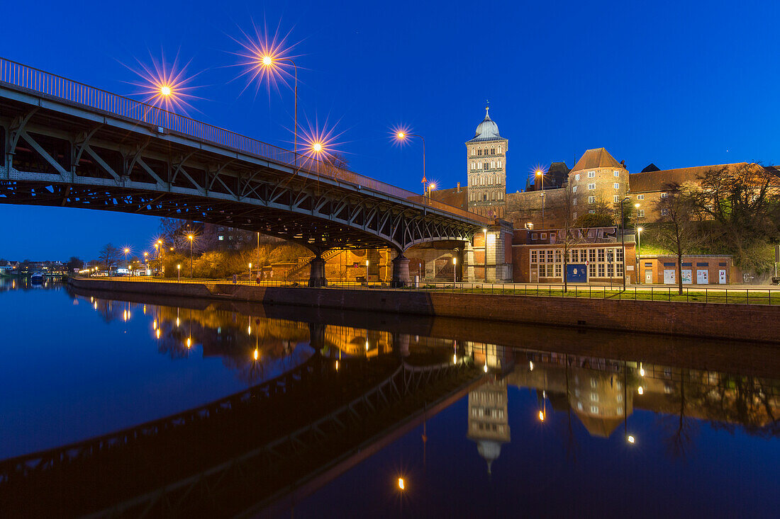 Burgtor bei Nacht, Hansestadt Lübeck, Schleswig-Holstein, Deutschland