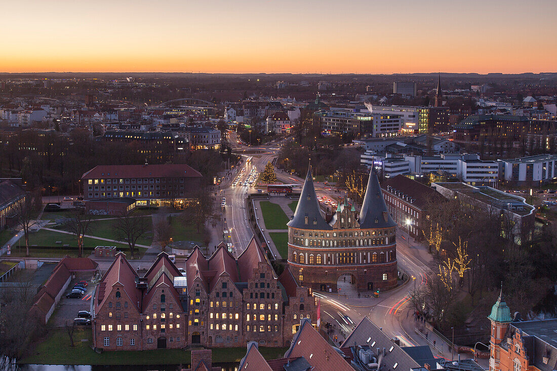  Holstentor in the evening light, UNESCO World Heritage Site, Hanseatic City of Luebeck, Schleswig-Holstein, Germany 